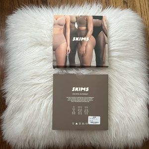 NIB bundle of 2 SKIMS core control thong onyx and sand Size S/M